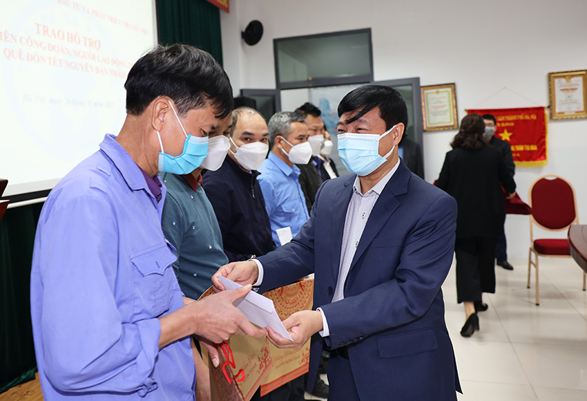 Công đoàn HANDICO tặng quà người lao động thuê trọ ở lại Hà Nội không về quê đón Tết